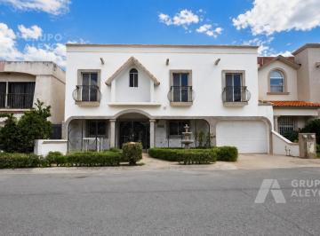 Casa · 460m² · 5 Recámaras · 2 Estacionamientos · Casa en Haciendas del Valle
