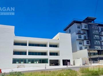 Edificio · 2600m² · 14 Estacionamientos · Edificio en Renta