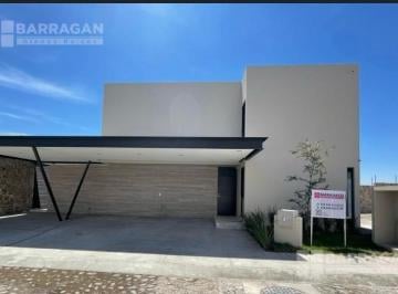Casa · 530m² · 3 Recámaras · 3 Estacionamientos · Casa en Venta Nueva en Lomas del Campanario Norte, San Benito