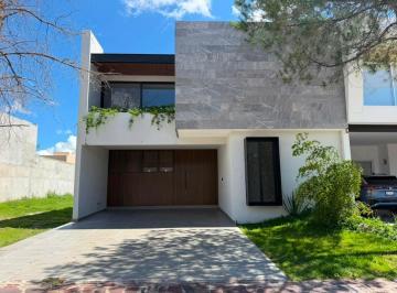 Casa de 4 habitaciones, León · Casa Nueva en Venta en La Campiña del Bosque León Gto. Zona Norte con Recámara en Planta Baja.