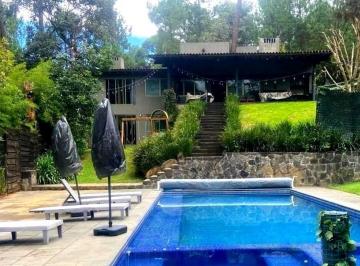 Casa · 480m² · 5 Recámaras · 8 Estacionamientos · Casa en Renta en Avándaro con Alberca, Jacuzzi y 5 Habitaciones