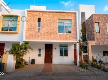 Casa · 180m² · 3 Recámaras · 2 Estacionamientos · Casa en Venta en Arbolada Castaño | 3 Recámaras y 3 Niveles