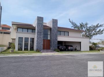 Casa · 393m² · 2 Recámaras · 2 Estacionamientos · Hermosa Residencia en Fracc. Vista Bella | Riviera Veracruzana
