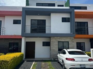 Casa · 170m² · 3 Recámaras · 2 Estacionamientos · Casa en Renta en Palazzo con Buena Ubicacion
