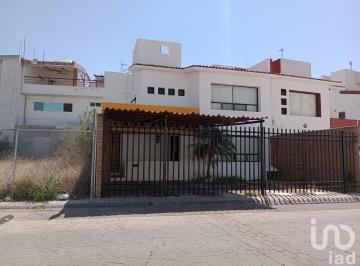 Casa · 176m² · 3 Recámaras · 2 Estacionamientos · Renta Casa Milenio III