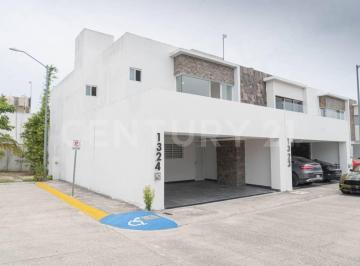 Casa · 190m² · 3 Recámaras · 2 Estacionamientos · Casa con Alberca Privada y Amplios Espacios en Jardines del Sur 3