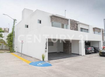 Departamento · 190m² · 3 Recámaras · 2 Estacionamientos · Casa con Alberca Privada y Amplios Espacios en Jardines del Sur 3 Le0826