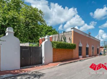 Casa de 2 habitaciones, Tepakán · Hacienda de Campo Estilo Colonial Hermosamente Restaurada con Jardines Tipo Parque Cerca de Izamal