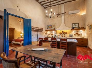 Casa de 2 habitaciones, Tepakán · Hacienda de Campo Estilo Colonial Hermosamente Restaurada con Jardines Tipo Parque Cerca de Izamal