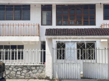Casa · 438m² · 2 Recámaras · 3 Estacionamientos · Casa en Venta - Pie de Calle, Colonia Joaquín Colombres - Zona Amalucan