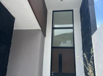 Casa · 400m² · 3 Recámaras · 3 Estacionamientos · Venta de Casa Nueva en Zona del Uro