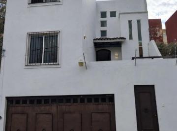 Casa · 165m² · 3 Recámaras · 2 Estacionamientos · Casa en Lomas de Tzompantle