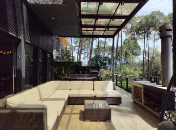 Casa · 520m² · 4 Recámaras · 3 Estacionamientos · Casa en Renta en Avándaro a 5 Min de Fresko con Alberca y Jacuzzi