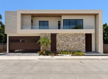 Casa · 360m² · 4 Recámaras · 2 Estacionamientos · Casa Nueva en Venta Río del Dorado Boca del Río
