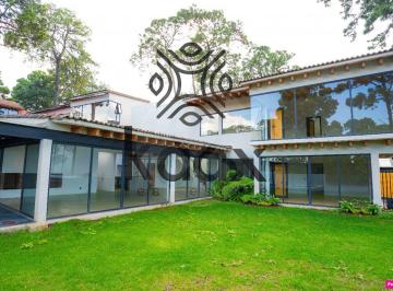 Casa · 726m² · 4 Recámaras · 2 Estacionamientos · Casa en Venta en Avándaro