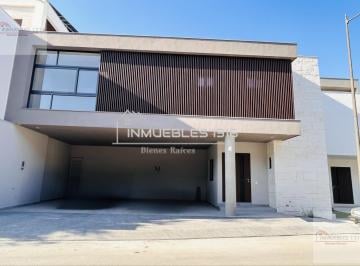 Casa · 315m² · 4 Estacionamientos · Casa Venta en Altares Residencial