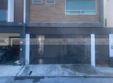 Casa · 276m² · 4 Recámaras · 2 Estacionamientos · Casa en Renta en García