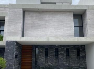 Casa · 325m² · 4 Recámaras · 3 Estacionamientos · Casa de Tres Recámaras y Roof Top en Fraccionamiento Altos Juriquilla