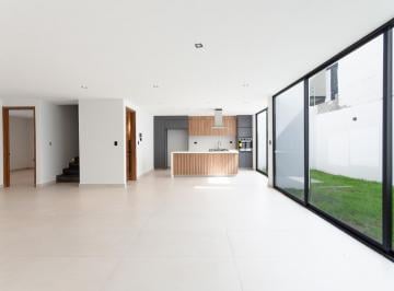Casa · 4 Recámaras · 2 Estacionamientos · Venta Preciosa Casa Dentro de Parque Sofia Sin Olores
