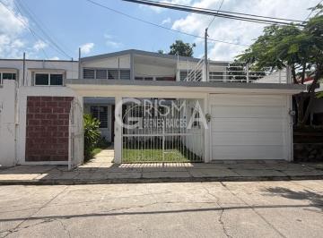 Casa · 250m² · 5 Recámaras · 2 Estacionamientos · Renta Casa Amueblada, Col. Jardines