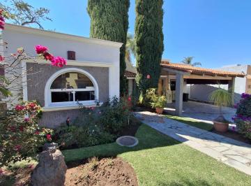 Casa · 242m² · 3 Recámaras · 2 Estacionamientos · Casa en Venta en Vista Alegre Chapala Ajijic