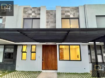Casa · 295m² · 4 Recámaras · 2 Estacionamientos · Bonita Casa en Renta en Residencial Rio!