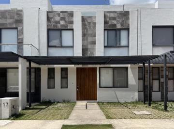 Casa · 295m² · 4 Recámaras · 2 Estacionamientos · Bonita Casa en Renta en Residencial Rio!