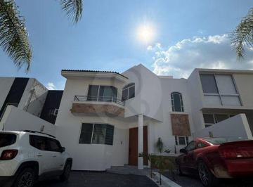 Casa en condominio · 240m² · 3 recámaras · 3 estacionamientos · Casa en Condominio en Venta en Bosques de Santa Anita