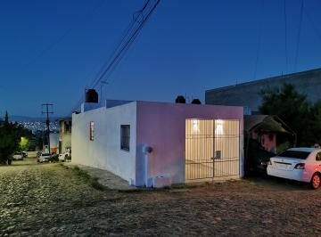 Fachada y vista oeste · Casa Remodelada en Esquina con Parque en Frente Como Excelente Inversión