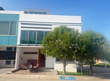 Casa de 3 habitaciones, Zapopan · Casa en Venta en Valle Imperial