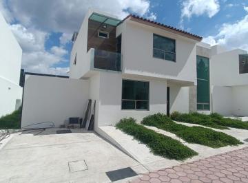Casa · 230m² · 4 Recámaras · 5 Estacionamientos · Casas en Venta 4 Recámaras y Jardín en Cacalomacán, Toluca – Zona Residencial