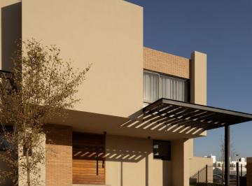 Casa en condominio de 3 habitaciones, Querétaro · Casa en Santa Fe con Alberca y Seguridad