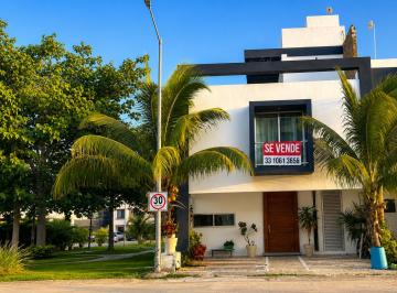 Casa de 4 habitaciones, Benito Juárez · Trato Directo | Residencia de 3 Niveles en Arbolada By Cumbres | Av Huayacán