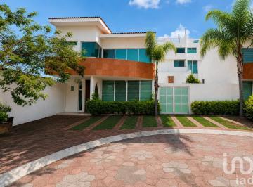 Casa · 230m² · 3 Recámaras · 5 Estacionamientos · Casa en Renta Queretaro Residencial Bahamas