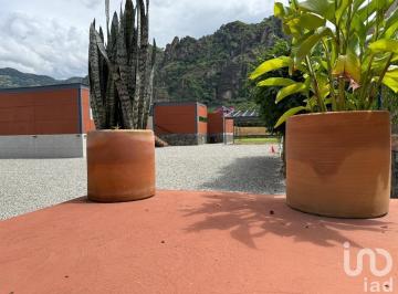 Casa · 300m² · 2 Recámaras · 10 Estacionamientos · Casa en Venta en Valle de Atongo, Tepoztlán con Vistas Panorámicas a Las Montañas.