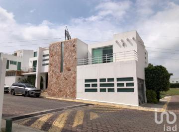 Casa · 263m² · 3 Recámaras · 2 Estacionamientos · Casa en Venta Al Sur de La Ciudad de Puebla en Xilotzingo Cerca del Ipeth
