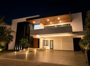 Casa · 900m² · 2 Estacionamientos · Casa en Venta en Cancun, Lagos del Sol, Privada Garzas