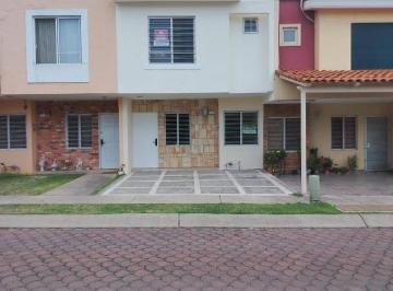 Casa · 3 Recámaras · 2 Estacionamientos · Casa en Paseo del Bosque