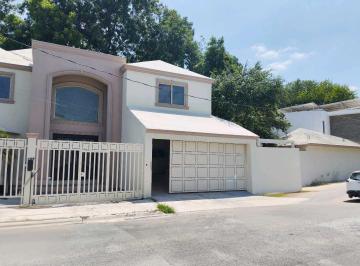 Casa · 370m² · 4 Recámaras · 2 Estacionamientos · Excelente Casa en La Villa de Santiago a 3 Min de Carretera Nacional