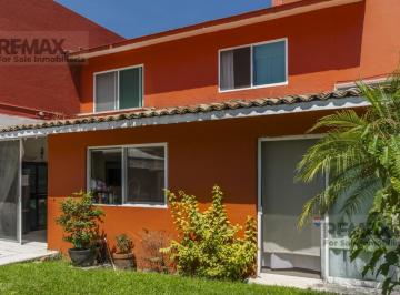 Casa · 340m² · 4 Recámaras · 2 Estacionamientos · Venta de Casa con Recámara en Planta Baja en Vista Hermosa, Cuernavaca, Mor. Clave 6267