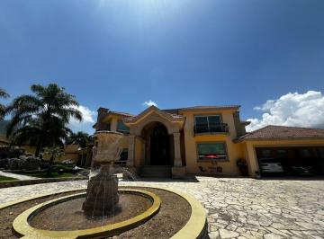Casa · 1025m² · 3 Recámaras · 5 Estacionamientos · Casa en Venta Portal del Huajuco