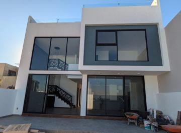 Casa · 342m² · 3 Recámaras · 3 Estacionamientos · Casa en Venta Zibata, Estudio o 4ta Recámara en P/b, Roof Graden con 100 m²