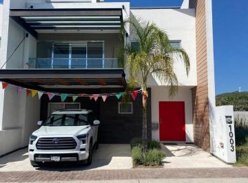 Casa · 321m² · 4 Recámaras · 2 Estacionamientos · Casa en Venta Juriquilla, Oportunidad, Oficina, 3 Recámaras con A/c, Roof Garden