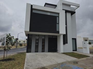 Casa · 250m² · 4 Recámaras · 2 Estacionamientos · Casa en Venta Juriquilla, Estudio Y/o Sala de Tv, Roof Garden, Cuarto de Servicio.