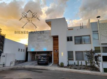 Casa · 320m² · 4 Recámaras · 2 Estacionamientos · Casa en Venta Zibata, 4 Recámaras C/ Baño, Terraza, Jardín, Roof Garden