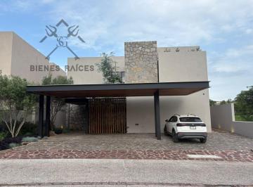 Casa · 424m² · 4 Recámaras · 4 Estacionamientos · Casa en Venta Altozano, Alberca, Jardín 162 m², Sala de Tv
