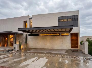 Casa · 270m² · 4 Recámaras · 3 Estacionamientos · Casa en Venta Altozano, 4 Recámaras, Cochera Techada Para 3 Autos