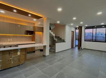 Casa · 99m² · 3 Recámaras · 2 Estacionamientos · Casa en Venta Capital Sur, 3 Recámaras, Roof Garden