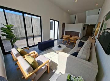 Casa · 174m² · 2 Estacionamientos · Casa en Venta Juriquilla, Doble Altura, Sala de Tv o Estudio