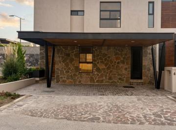 Casa · 245m² · 4 Recámaras · 2 Estacionamientos · Casa en Venta Altozano, 4ta Recámara en P/b, Acabados de Lujo